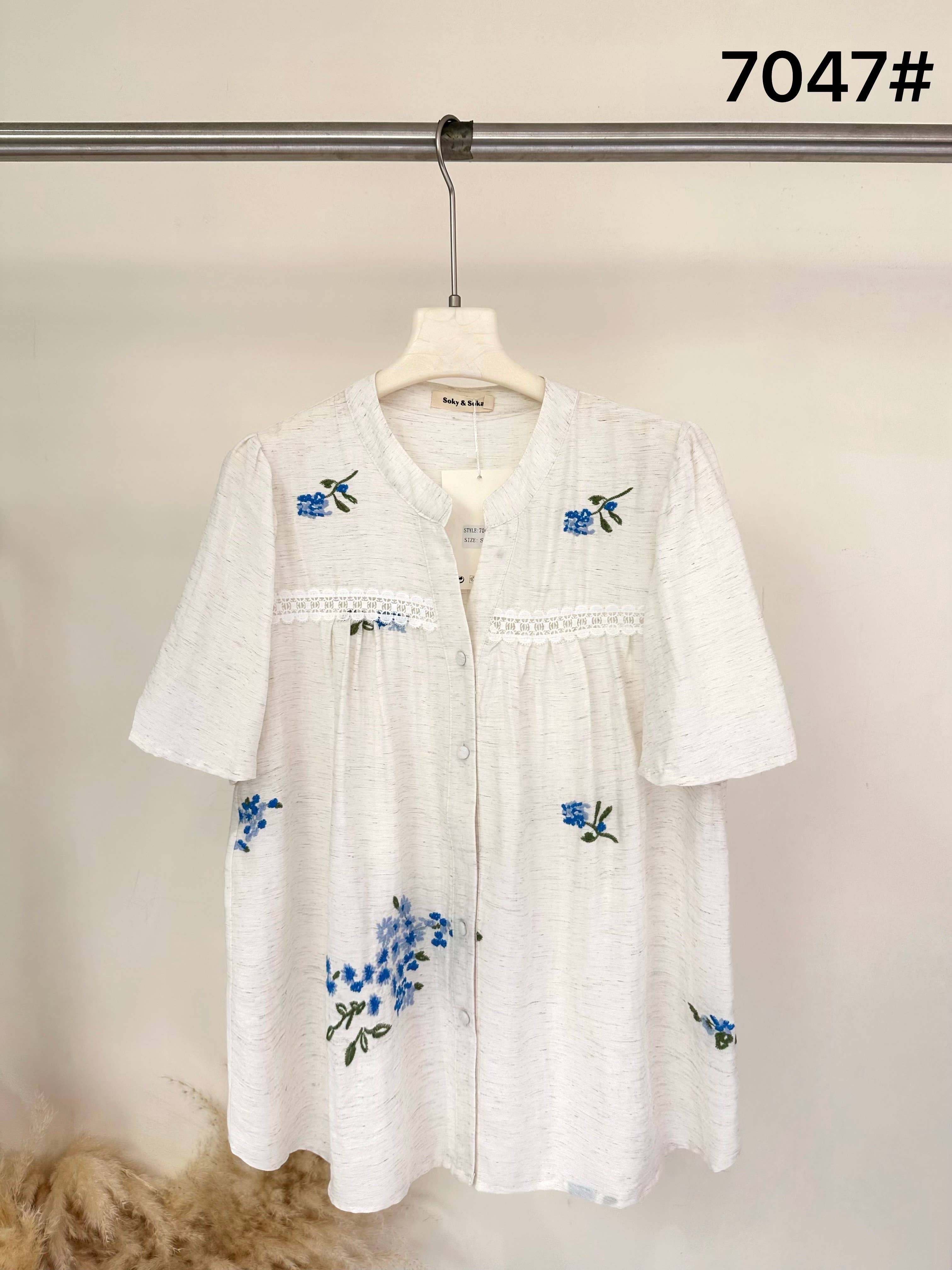 Chemisier Fluide Écru à Broderies Florales (Bleues ou Roses)